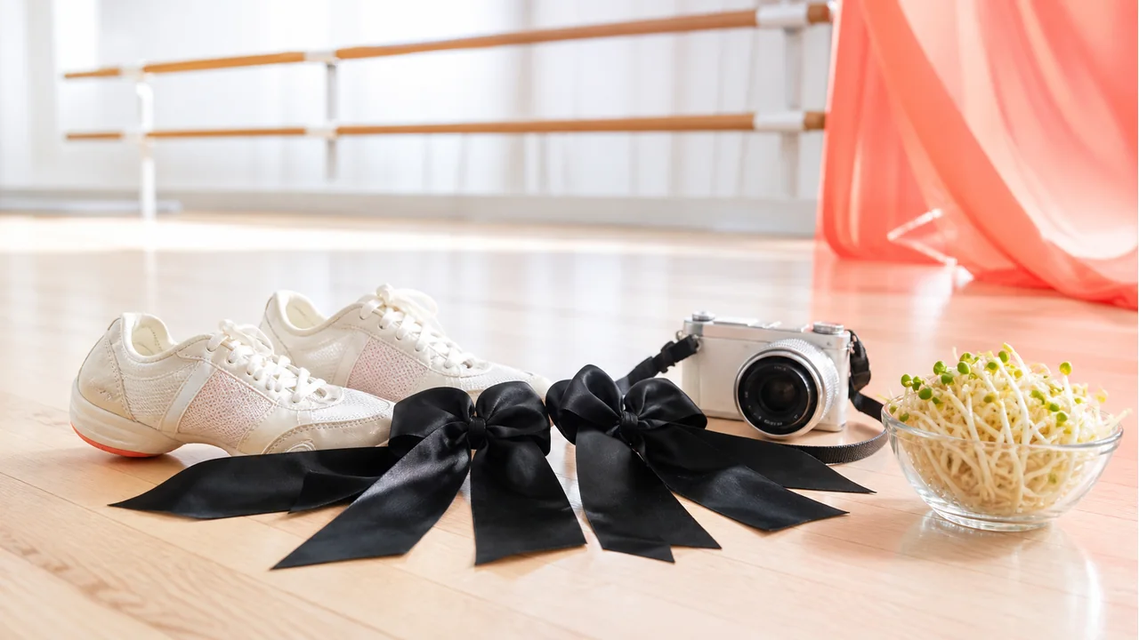 2つの黒いリボンとダンスシューズとカメラを並べたMIZYUの活動イメージ